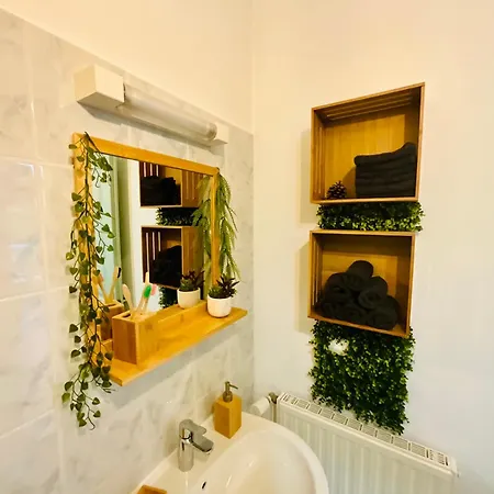 Apartman Eden, Au Dans La Cite Thermale ! *